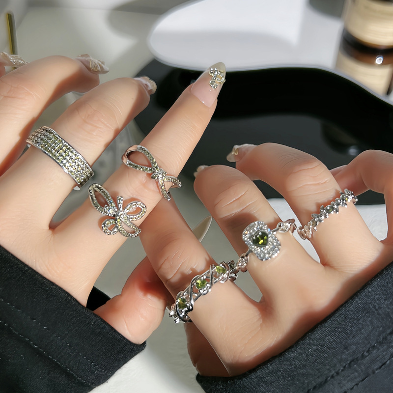 A fresh and delicate bow with slightly inlaid olive green zircon ring, a fashionable, exquisite geometric, sweet and cool, and unique style ring for women full figure
