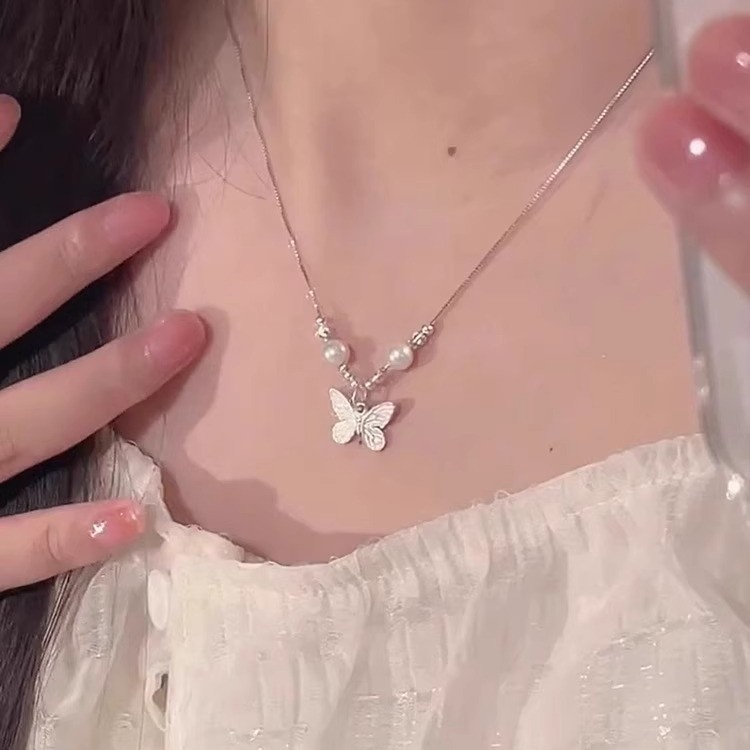 Pearl metal butterfly pendant necklace for women, a unique French retro style, simple and versatile, elegant neckchain and collarbone chain full figure