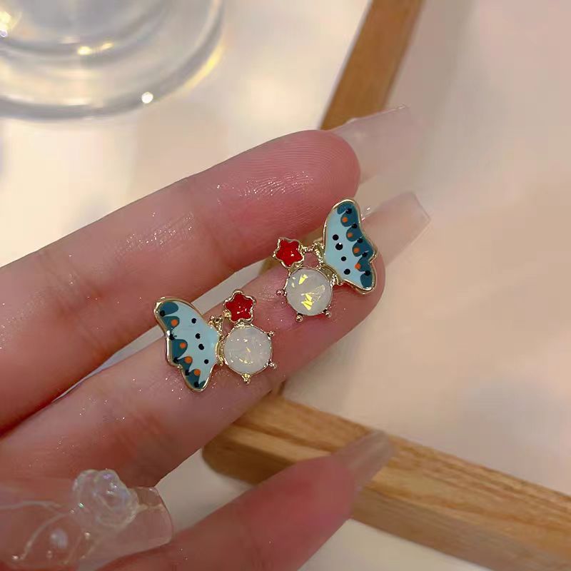 Enamel oil-dripping texture butterfly stud earrings with silver needles, fresh and sweet style, Korean-style high-end and versatile earrings Application Scenario