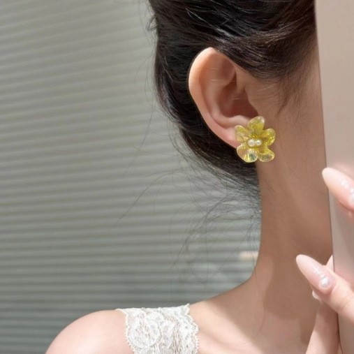 Summer is simply amazing! Summer light and fresh fluorescent yellow resin flower ear studs, versatile and super atmospheric earrings for women Application Scenario