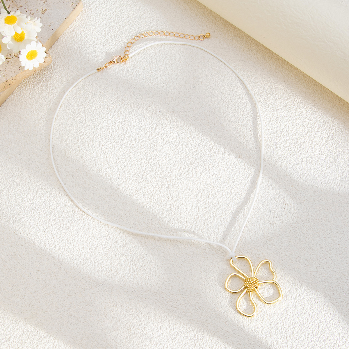 European and American cross-border jewelry, unique and niche flower pendant necklace, sweet and feminine style, large alloy flower choker with hollowed-out design Application Scenario