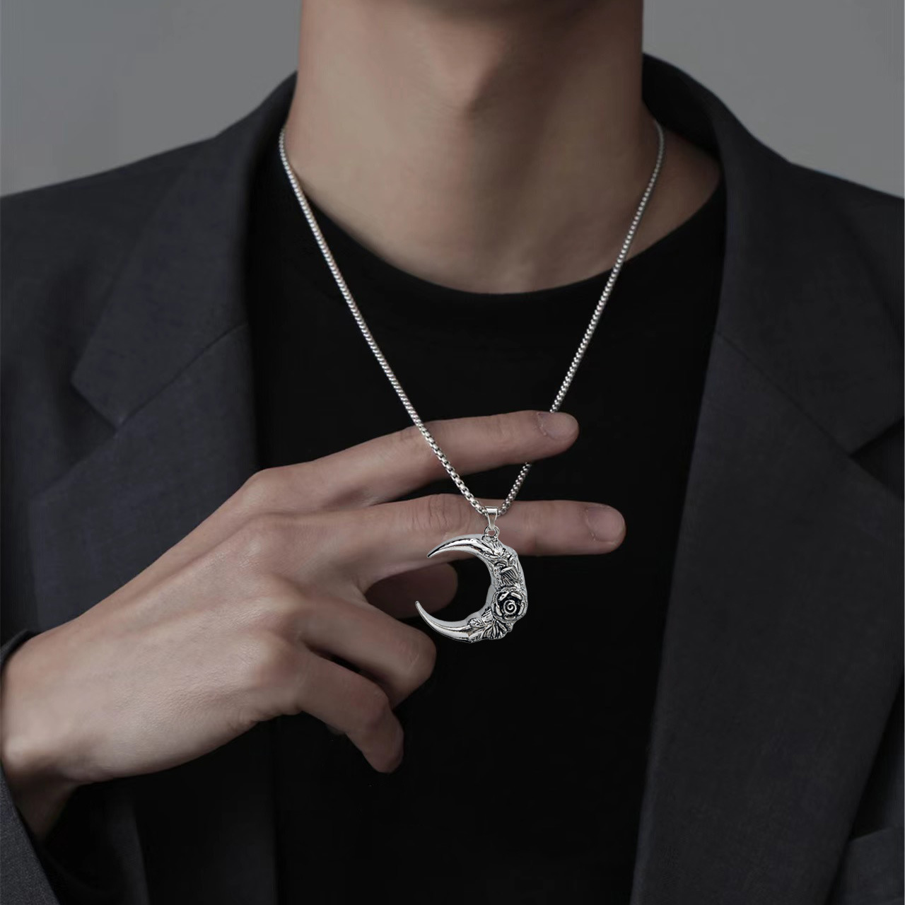 New cross-border internet-famous moon rose necklace for men and women, European and American Instagram style street personality punk couple pendants full figure