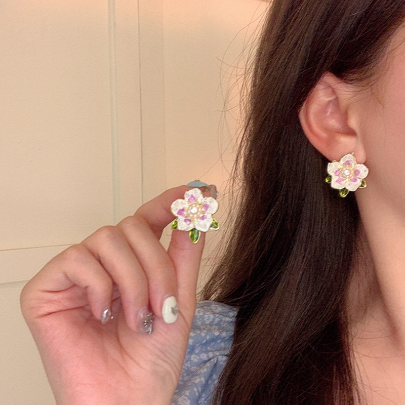 Gradient purple crystal camellia stud earrings 2025 New style stylish earrings with a high-end feel, unique and niche earrings Specification drawing