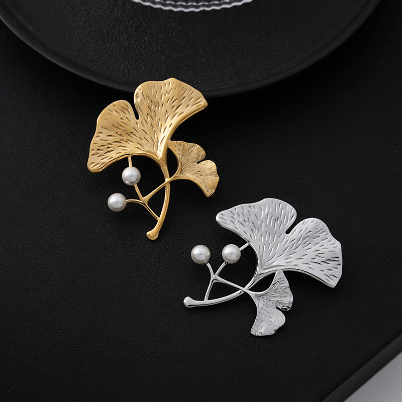Light luxury, niche and exquisite ginkgo brooch, high-end pearl clothing accessory brooch, simple and versatile brooch wholesale full figure