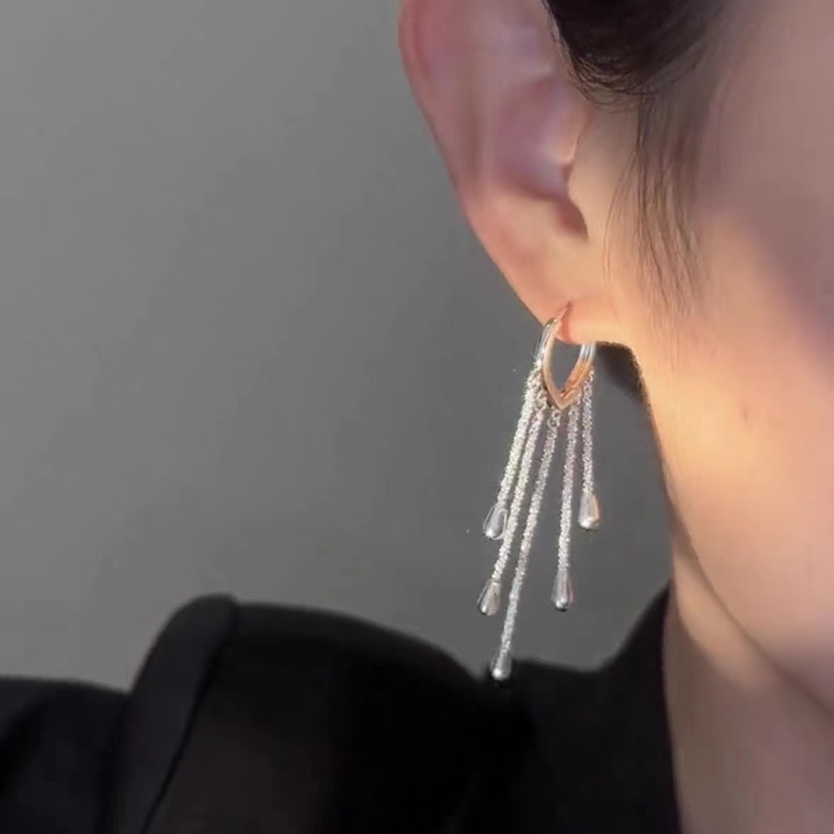 Light luxury and high-end, sparkling water drop tassel heart-shaped ear buckles, women's Instagram niche design, versatile and simple earrings details Picture