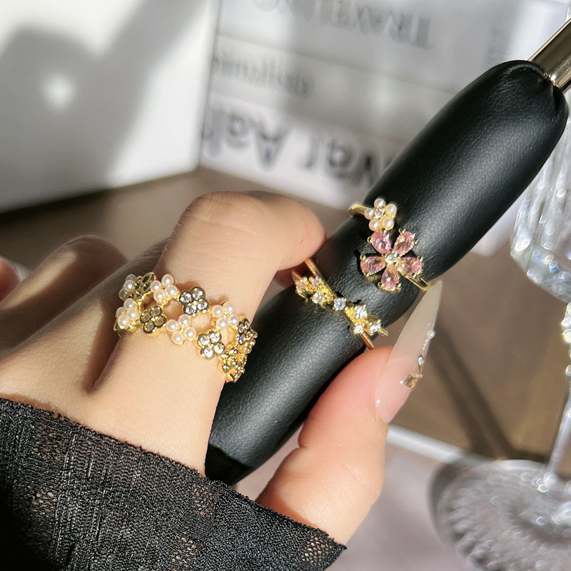 A light luxury retro cross-border French four-leaf clover pearl niche open ring with pink flowers, sweet and cool full figure