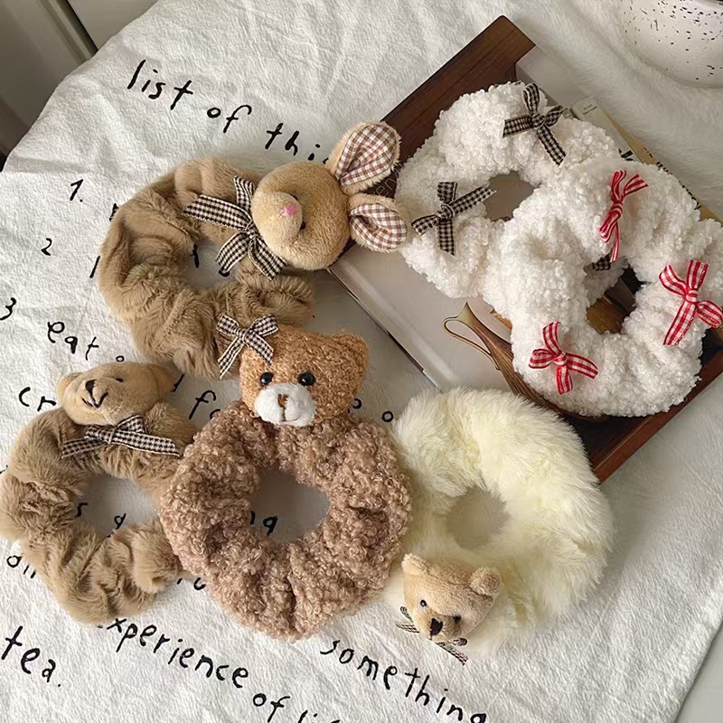 For the autumn and winter of 2024, there will be a sweet and cute plush hair band, a little bear headband, a fluffy large intestine circle, a bun hairstyle, and a rubber band headwear full figure