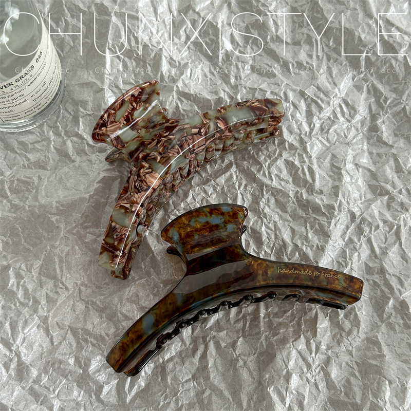 The high-end, deep floral acetate grabber exudes a French atmosphere. The back of the head is a stylish and high-quality, retro shark grabber full figure