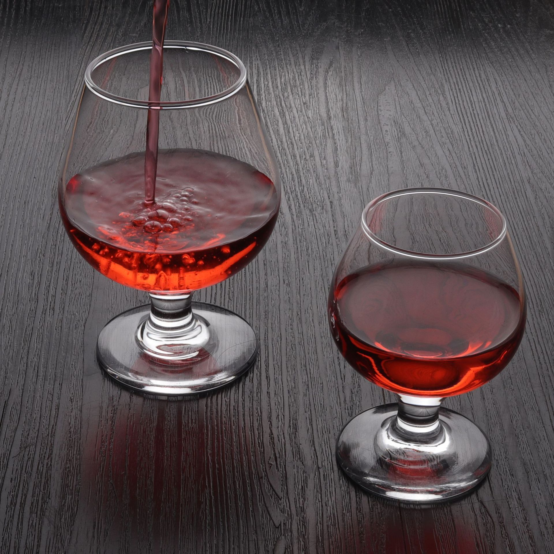 One-piece molded classic brandy wine glasses, foreign wine glasses, family gatherings, colleagues' dinners, wedding celebrations, home beer glasses Application Scenario