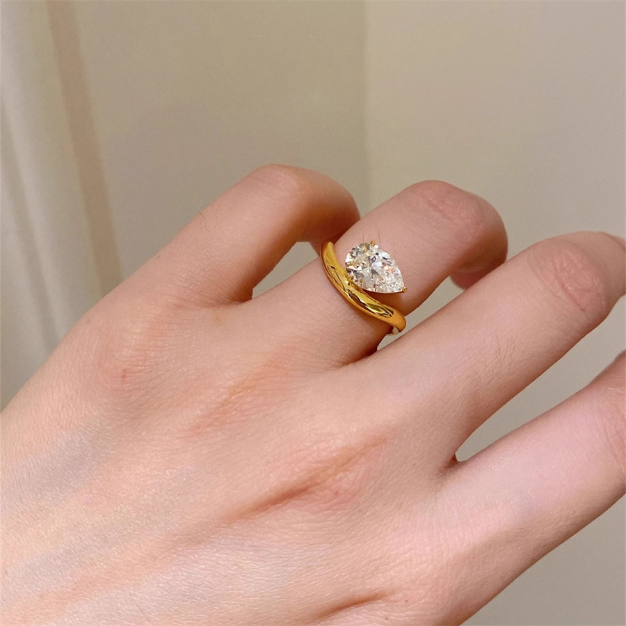 Ins-style golden teardrop zircon ring, a delicate and retro index finger ring for women, with a light luxury and high-end feel, a niche and versatile ring details Picture