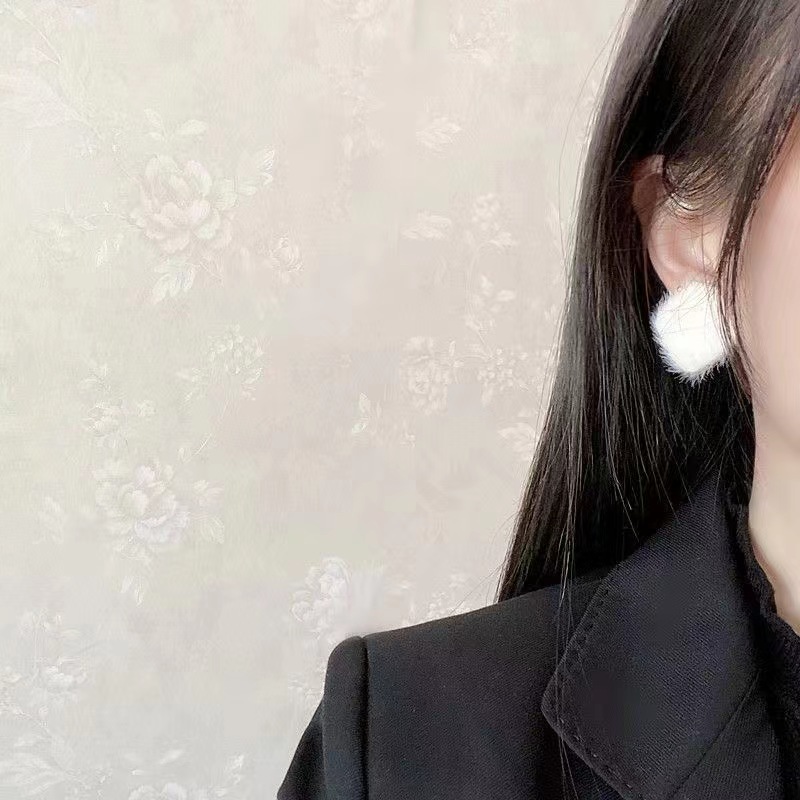 The new geometric heart-shaped plush stud earrings from Dongdaemun, South Korea, are trendy, cute and girlish high-end earrings for women on Instagram Specification drawing