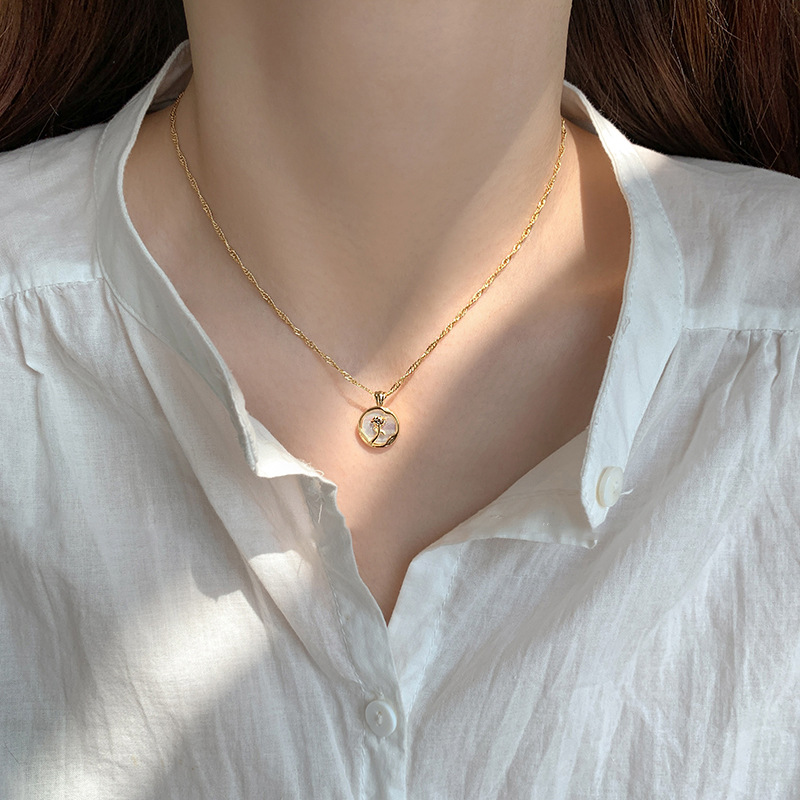 French retro rose necklace with a light luxury design for women, a niche collarbone chain necklace, a new trend in 2023 Application Scenario