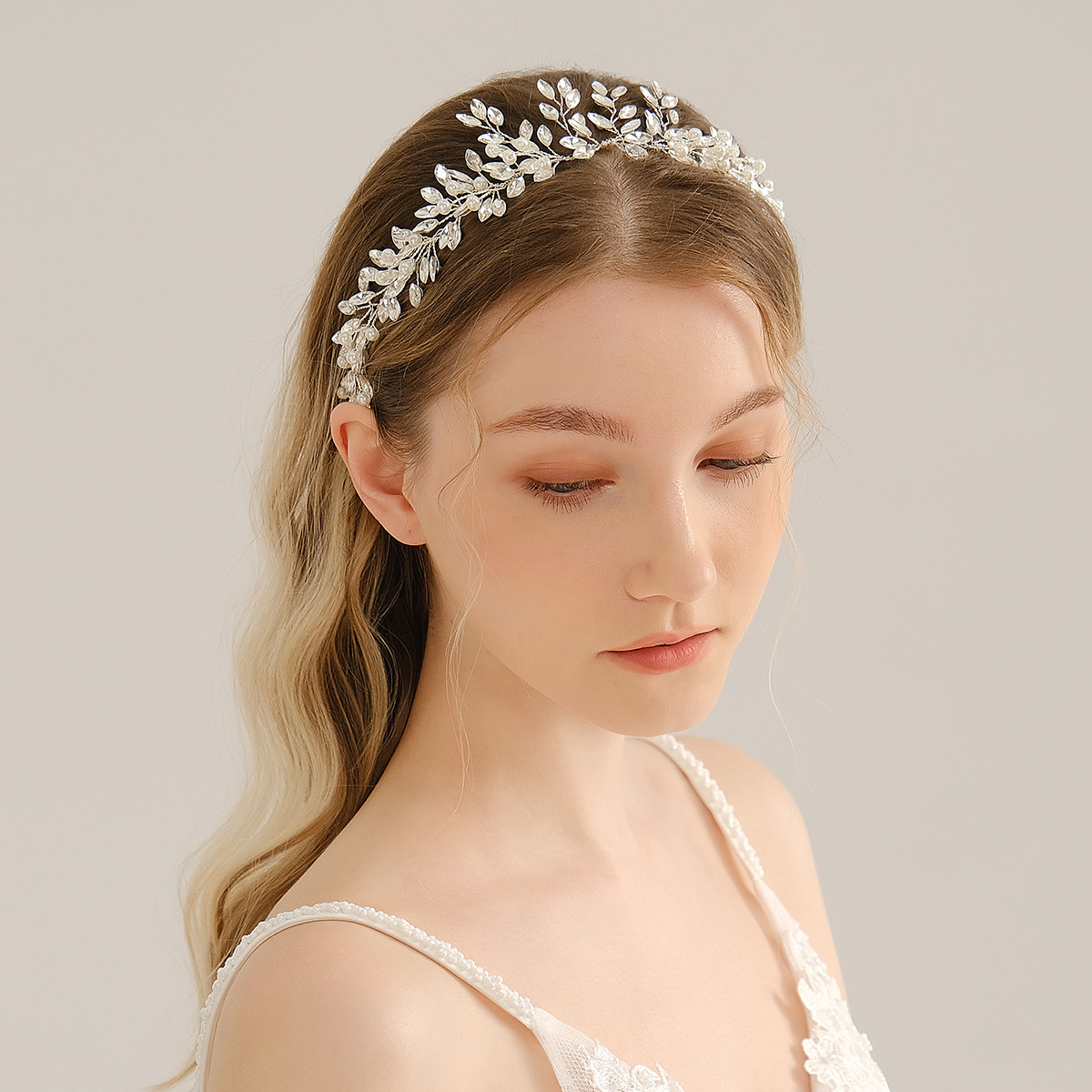 Cross-border accessories: Handcrafted pearl headbands, luxurious rhinestone hair bands, exaggerated European and American headwear, bride's wedding dress and evening gown hair accessories full figure