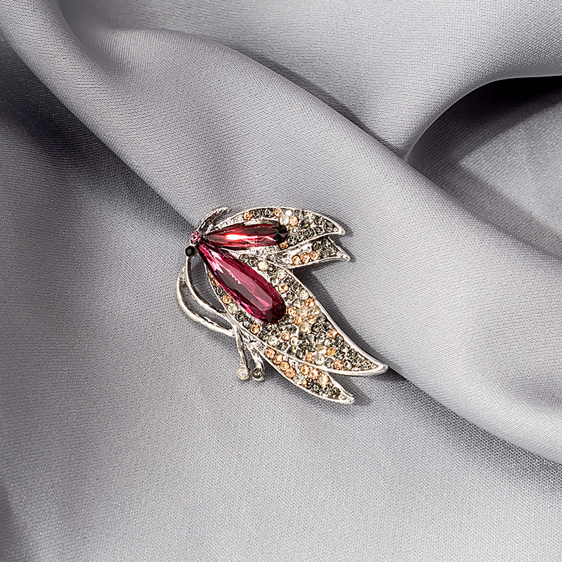 Factory direct sales of Korean-style crystal versatile brooches, European and American big brands, simple and elegant, retro girl's corsage accessories details Picture