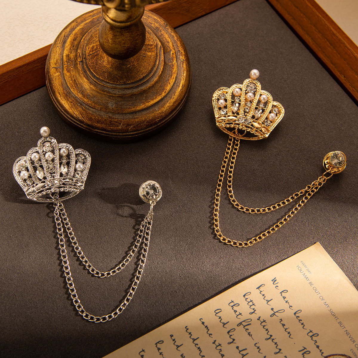 Wholesale of European and American retro crown tassel chain fashion brooches, formal wear, light luxury and high-end rhinestone accessories and brooches full figure