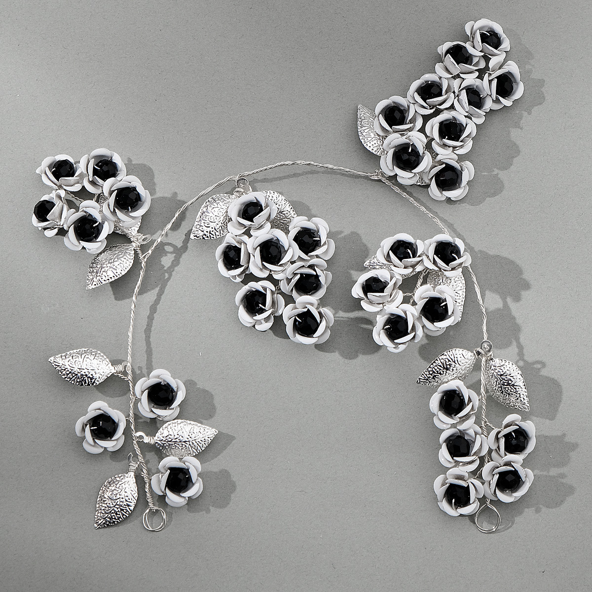 European and American retro hair accessories, black rose hair bands, festival party and party outfit headbands, unique dark Halloween headbands details Picture