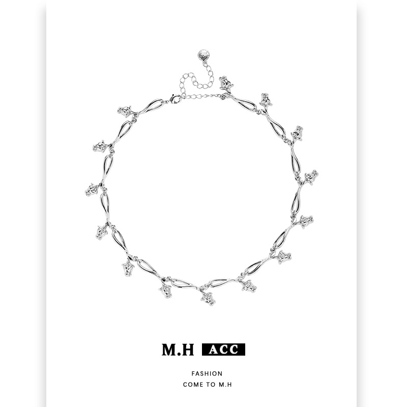 A high-end rose necklace with a cold and elegant ins style, a simple and elegant collarbone chain, a versatile lady's commuting accessory Application Scenario