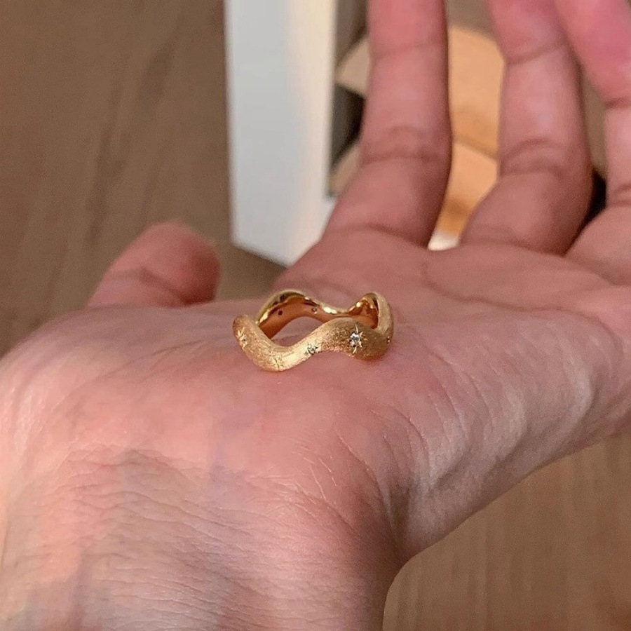 A mid-style brushed wavy starburst zircon ring for women that doesn't fade, with a light luxury, retro, unique and niche design sense full figure