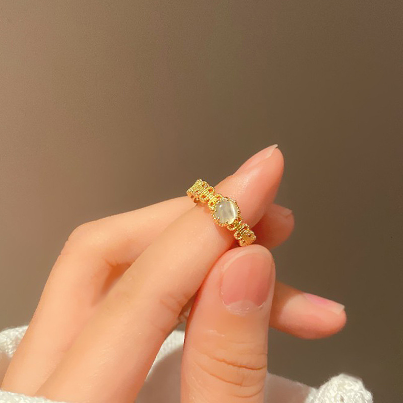 The cat's eye ring for women exudes a sense of light luxury and sophistication. It features a niche design with adjustable openings and a simple yet elegant style. The middle finger ring is trendy for women Application Scenario