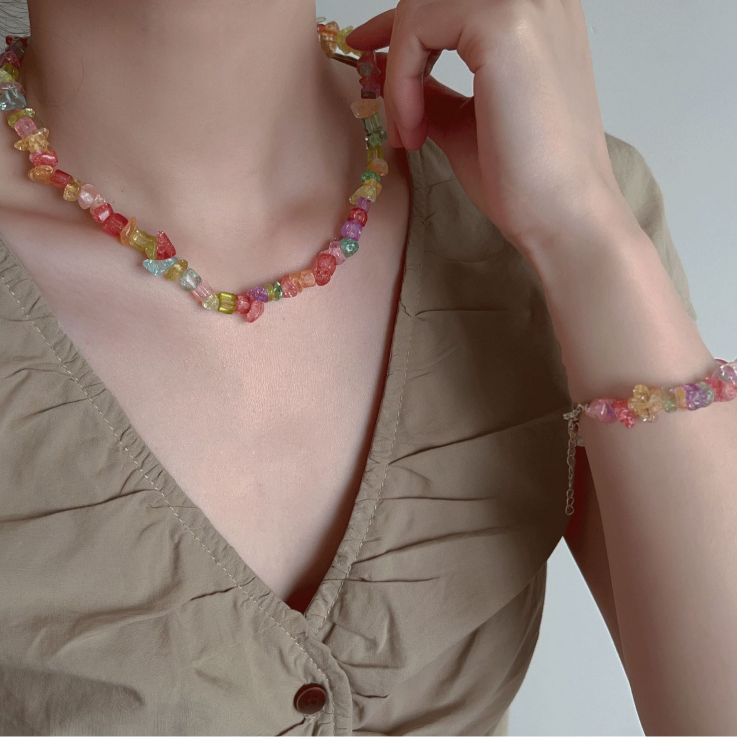 Summer dopamine-colored stone necklace, a niche design for women, a simple and versatile collarbone chain, wholesale Application Scenario