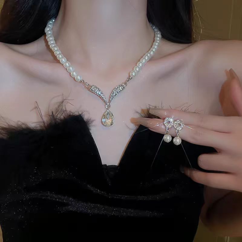 Pearl necklace, neckchain, earrings set, light luxury, niche and high-end feel, collarbone chain, 2025 new style evening dress accessories for women full figure