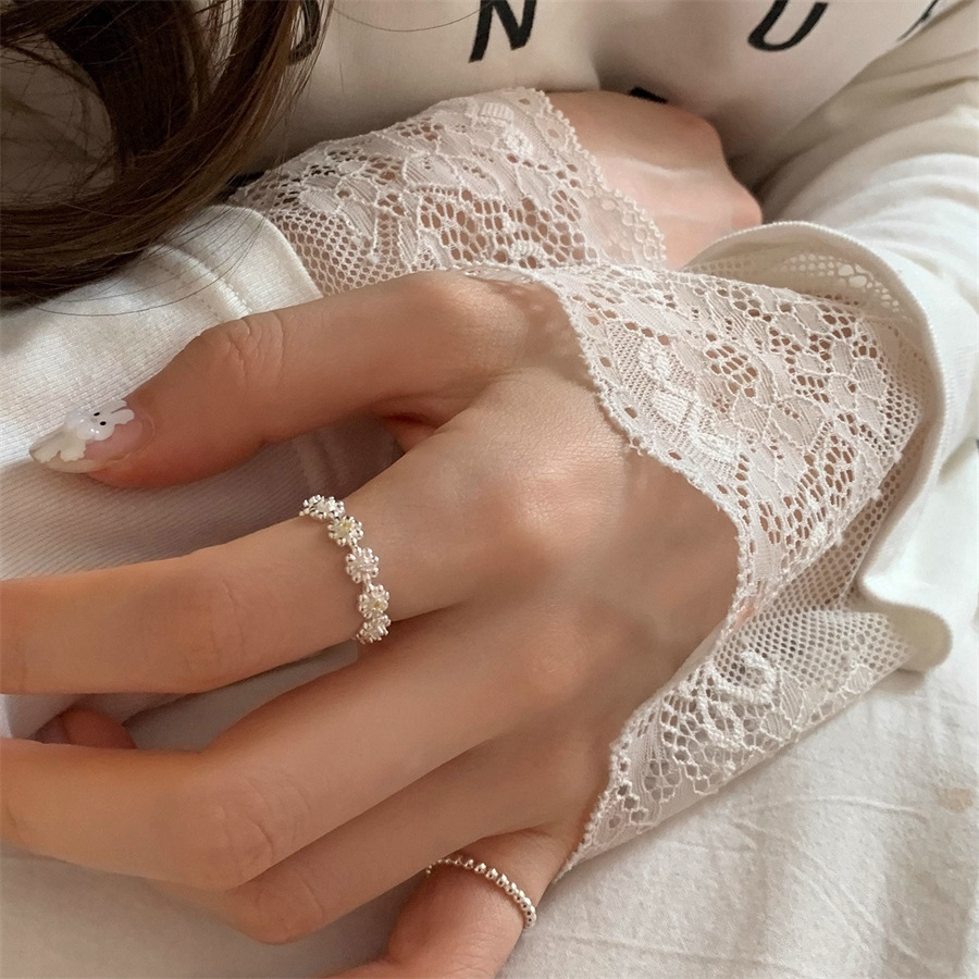 Korean light luxury flower-shaped zircon ring, a niche design for women, simple index finger ring, gentle and elegant, high-end ring trend details Picture