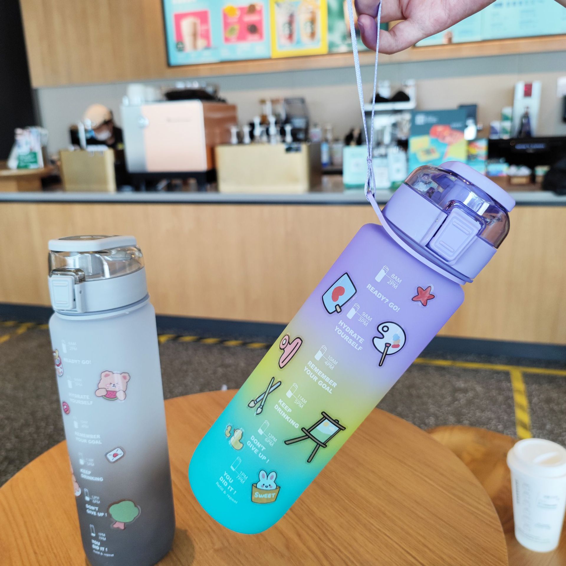 Wholesale of popular new products comes with 2D stickers, 1000ml gradient frosted straws, plastic water bottles and portable handle water cups Specification drawing