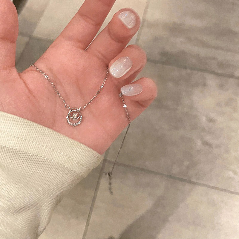 Korean circular zircon necklace, a minimalist and light luxury accessory for women on Instagram, with a niche design and versatile collarbone chain details Picture