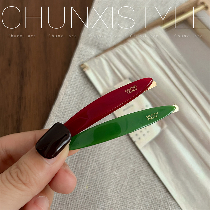 Give time, time ~ Korean-style acetic acid simple one-piece clip 2024 side bangs hair clips, hairpins, hair accessories ins Application Scenario