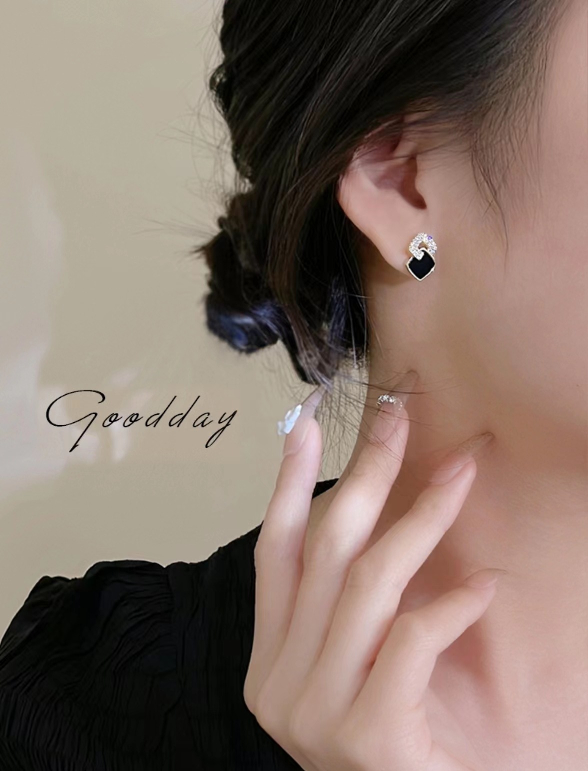 The 2025 new geometric black glazed diamond stud earrings exude a high-end and luxurious vibe for trendy women and are versatile on Instagram Specification drawing