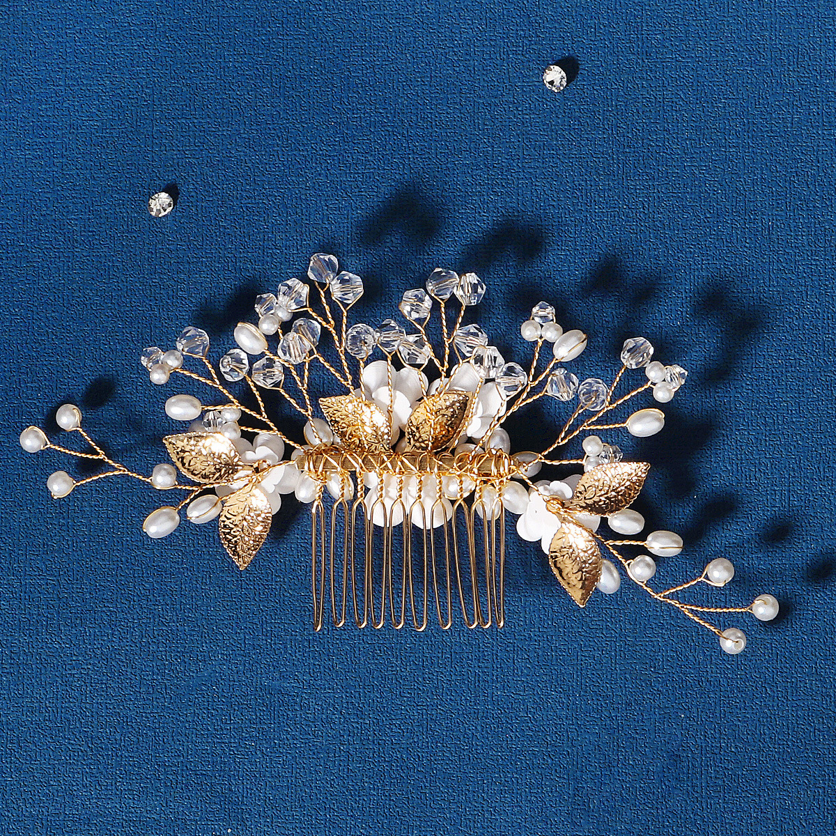 The new Chinese-style Xiuhe bridal hair accessory is a light luxury, versatile and high-end style. It features pearl combs, crystal flower combs and wedding headwear Application Scenario