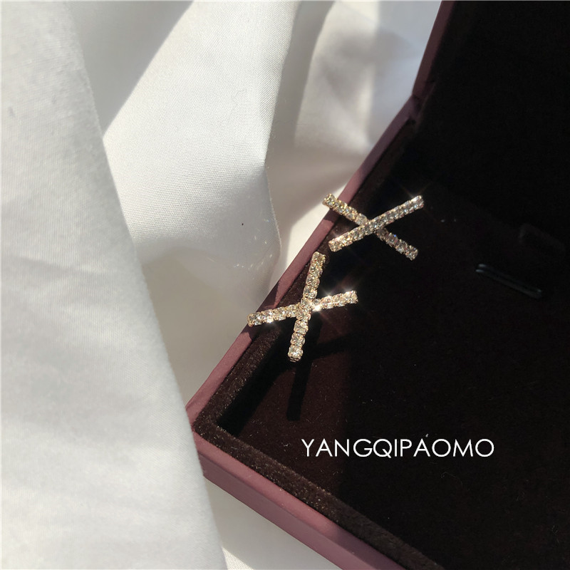 Cold and minimalist X-shaped letter stud earrings, simple and petite female, with a unique and elegant style, diamond-encrusted earring and ear clip details Picture