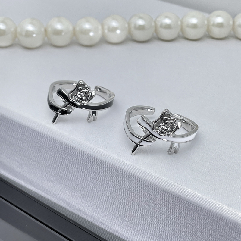 This is a unique design for women, featuring a rose bow, ribbon, open ring, irregular and fashionable, versatile couple rings Application Scenario