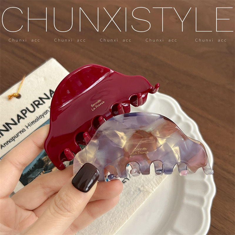 Korean retro acetate gripper, medium-sized iriered shell, high-end shark clip, children's back head hair clip and hair accessory Application Scenario