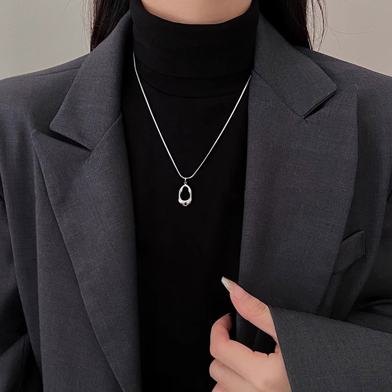 The hollowed-out water drop necklace is a simple French style for women's daily commuting and versatile. It features a collarbone chain with a light luxury design and a sweater chain full figure