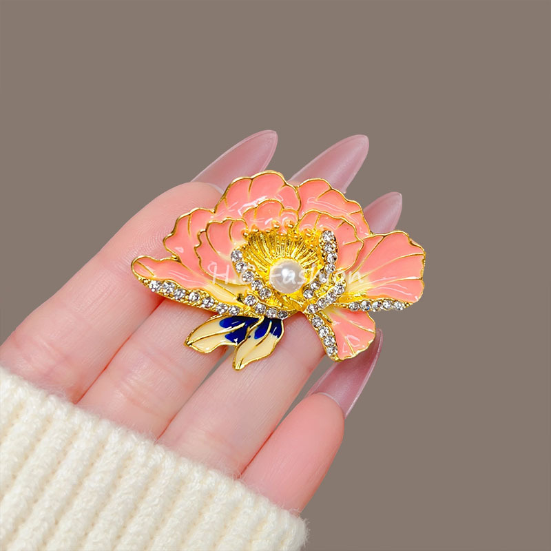 New Chinese-style peony flower brooch, high-end women's brooch pin, enamel high-end suit accessory pin, overcoat decoration Application Scenario