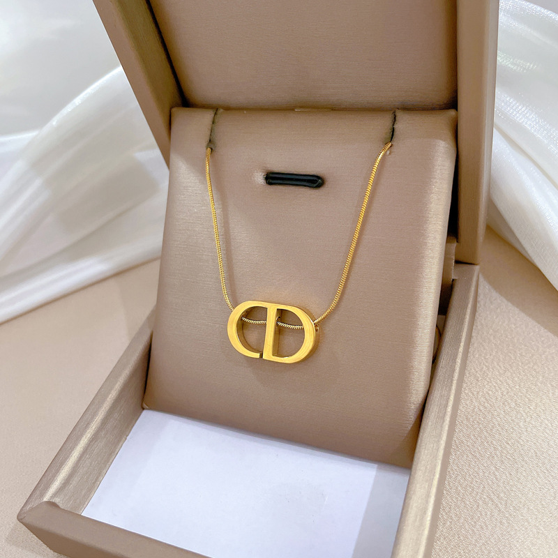 【 All-titanium Steel 】 Letter cd, minimalist style, real gold necklace inside the furnace, female Instagram influencer collarbone chain to match full figure