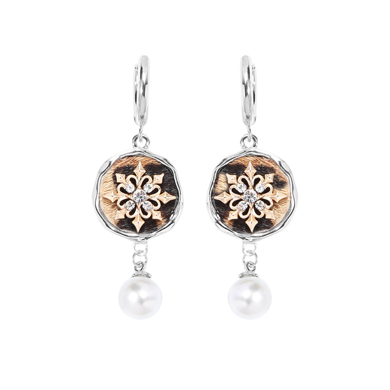 Retro Maillard Snowflake 925 silver needle stud earrings, a light luxury style, a design sense, and niche pearl earrings Item Picture