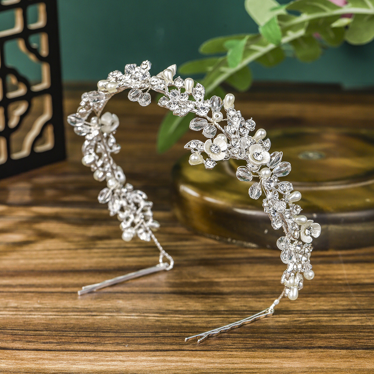 Wholesale of new European and American bride headwear, versatile alloy crystal hair bands and headbands, exquisite leaf and flower bride headbands details Picture