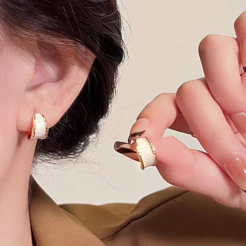 French retro C-shaped glazed stud earrings with a touch of luxury and sophistication for women, versatile earrings, and unique ear rings that are popular among Internet celebrities full figure