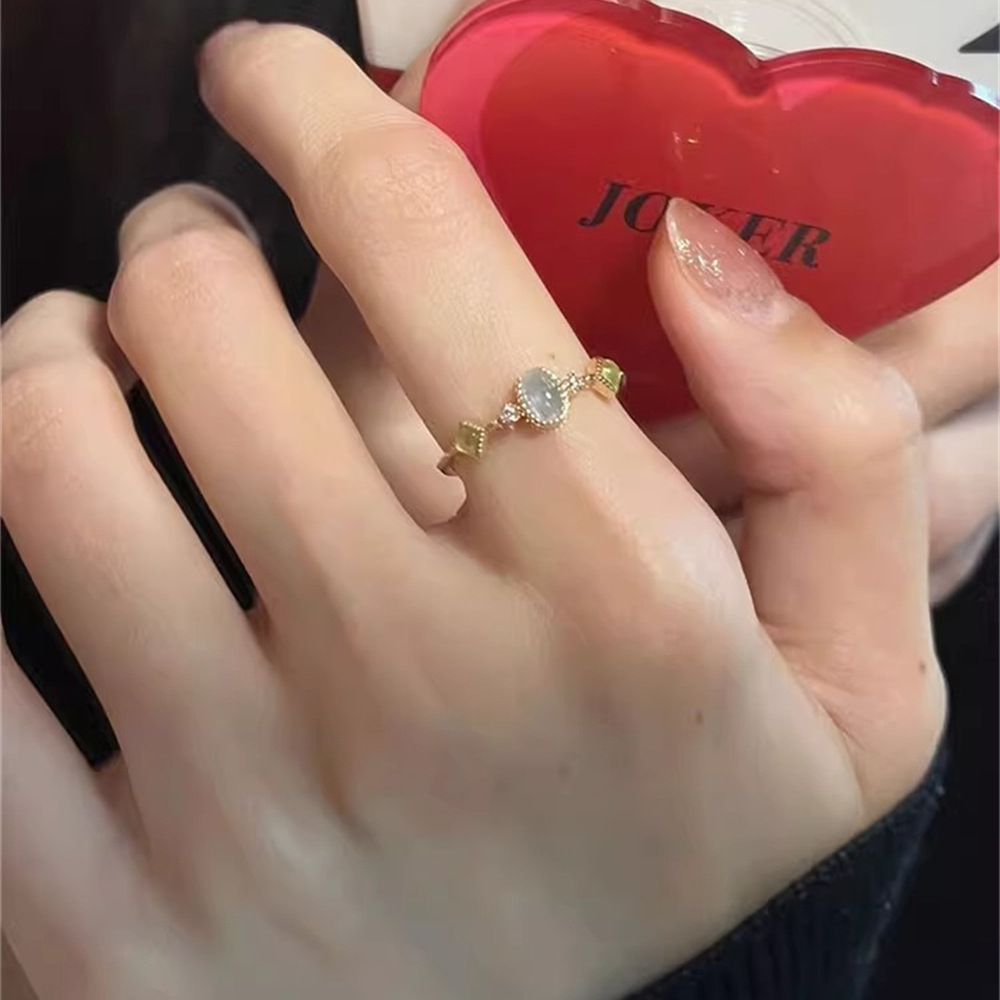 A new, niche design of artistic and retro aquamarine ring for women, fashionable and individual, light luxury, versatile and high-end ring Specification drawing