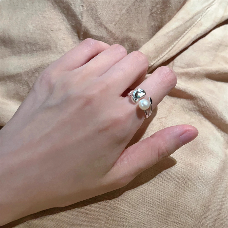 Unique pearl plain ring for women 2025 new bestseller, light luxury and high-end style ring, niche design, trendy index finger ring Item Picture