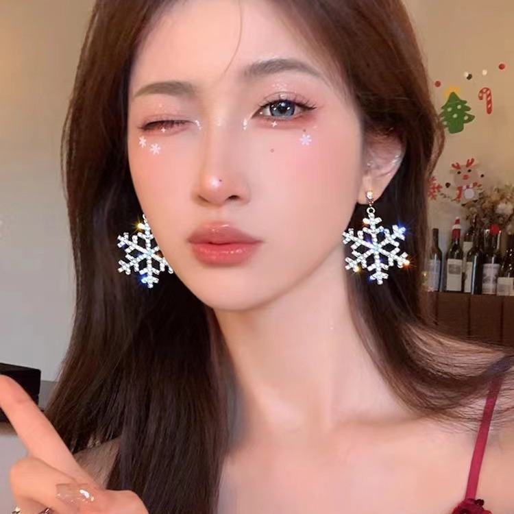 The stunning and elegant full-diamond large snowflake earrings exude a light luxury and high-end feel. They are popular earrings with a niche design, exquisite and unique full figure