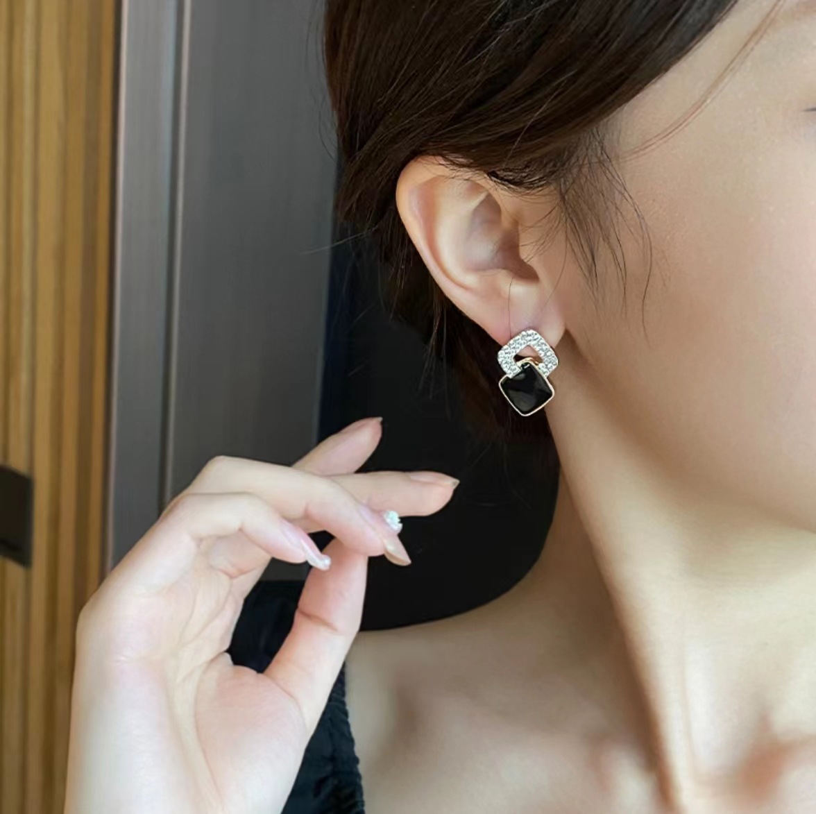 The 2025 new geometric black glazed diamond stud earrings exude a high-end and luxurious vibe for trendy women and are versatile on Instagram full figure