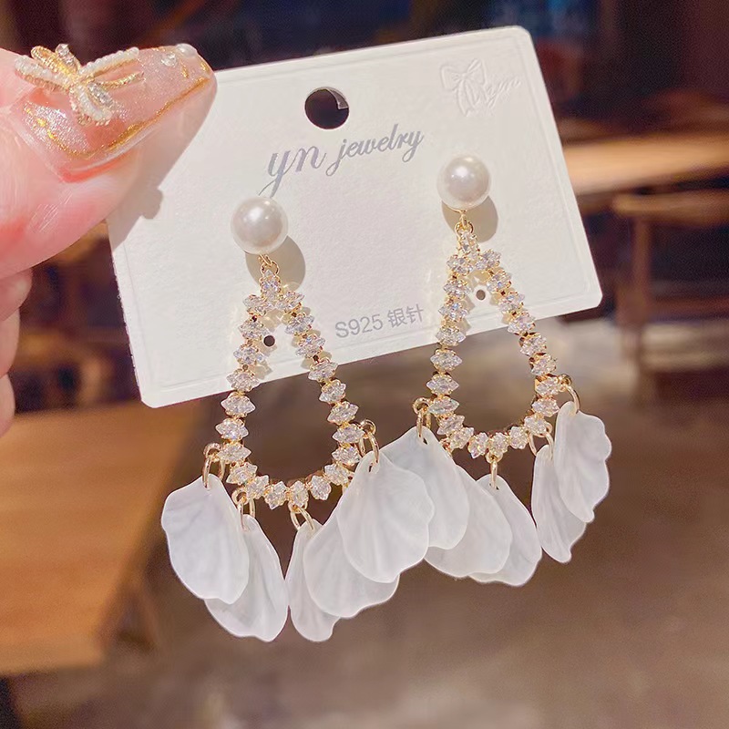 The super ethereal and versatile zircon water drop petal tassel earrings and earrings are trendy, light luxury, high-end and niche earrings for women on Instagram Application Scenario