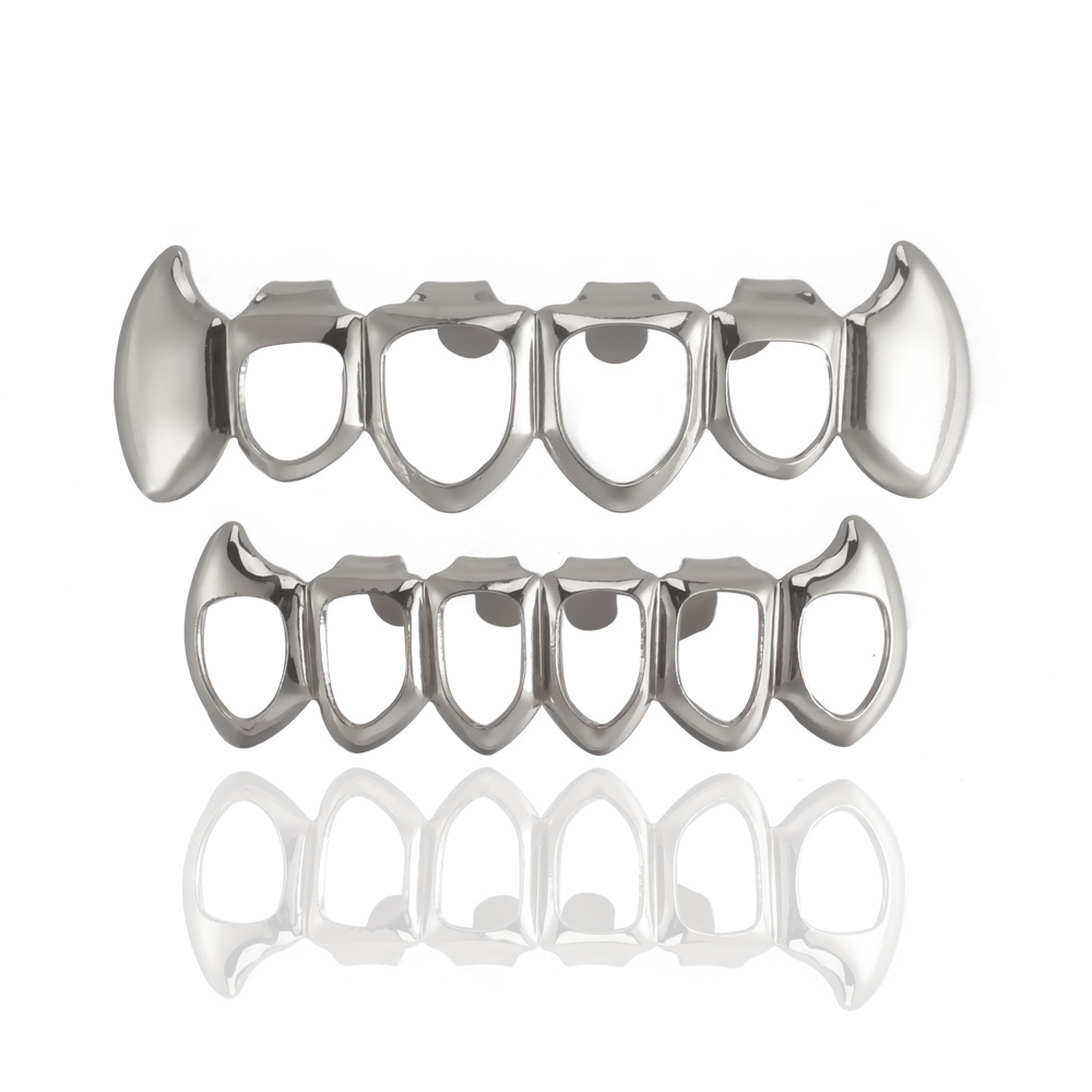 The manufacturer supplies four-hole pointed smooth HIPHOP Halloween denture props and masquerade party props Application Scenario