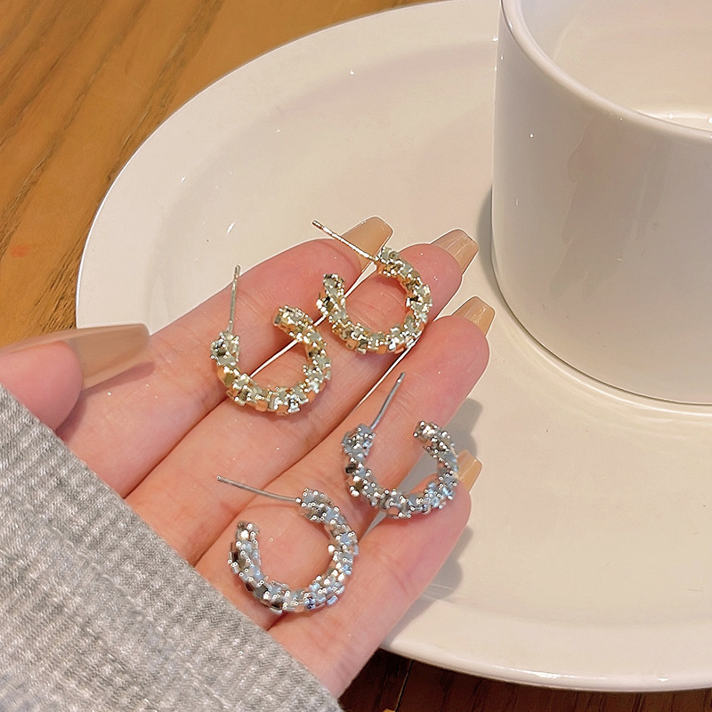 S925 Silver needle and broken silver, a few pairs of C-shaped earrings, a niche design for women, versatile and simple, a popular online celebrity earrings wholesale full figure