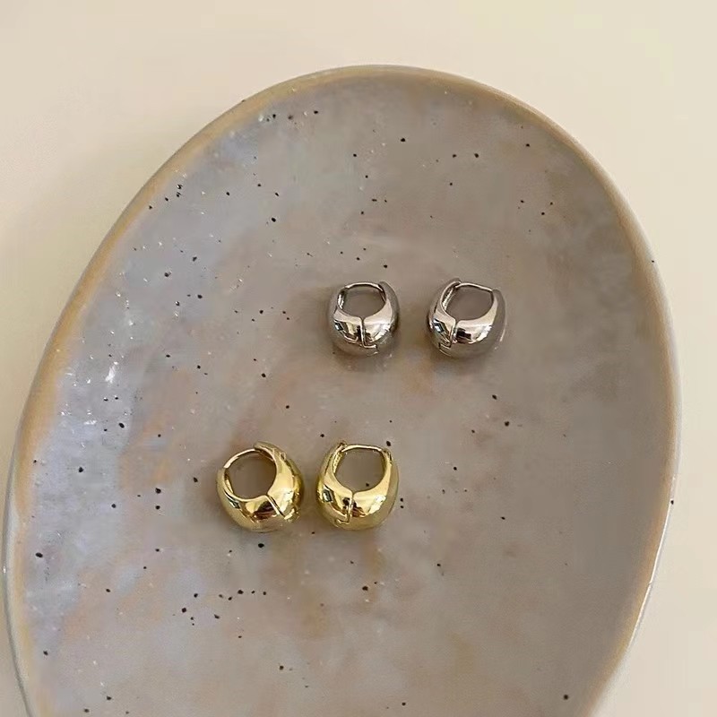 A niche, high-end, simple, smooth, plain ring ear stud for women's Spring/Summer 2025 new fashionable and versatile ear stud with a cold style full figure