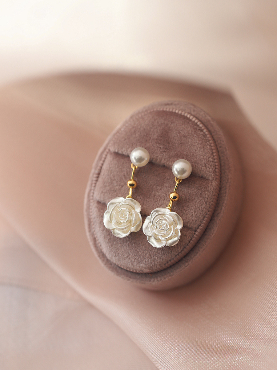 Camellia pearl earrings with a niche design sense, high-end stud earrings, new trendy and unique flower earrings for women in the autumn of 2025 full figure