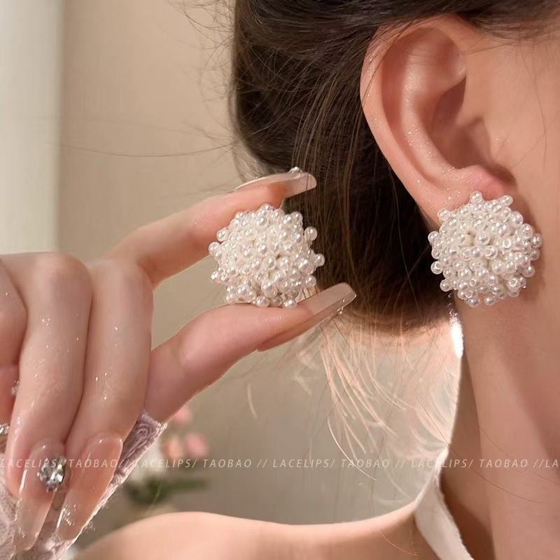 French-style high-end floral pearl stud earrings for women, a niche, light luxury, versatile and elegant style. Wholesale of the same style of earrings as Internet celebrities full figure